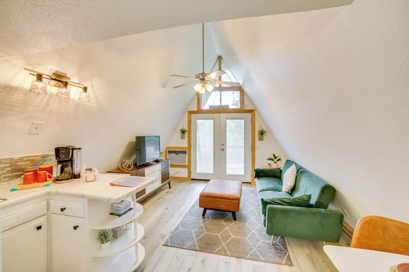 Cozy Cabin w/ Fire Pit: Walk to Lake Taneycomo! - Image 1