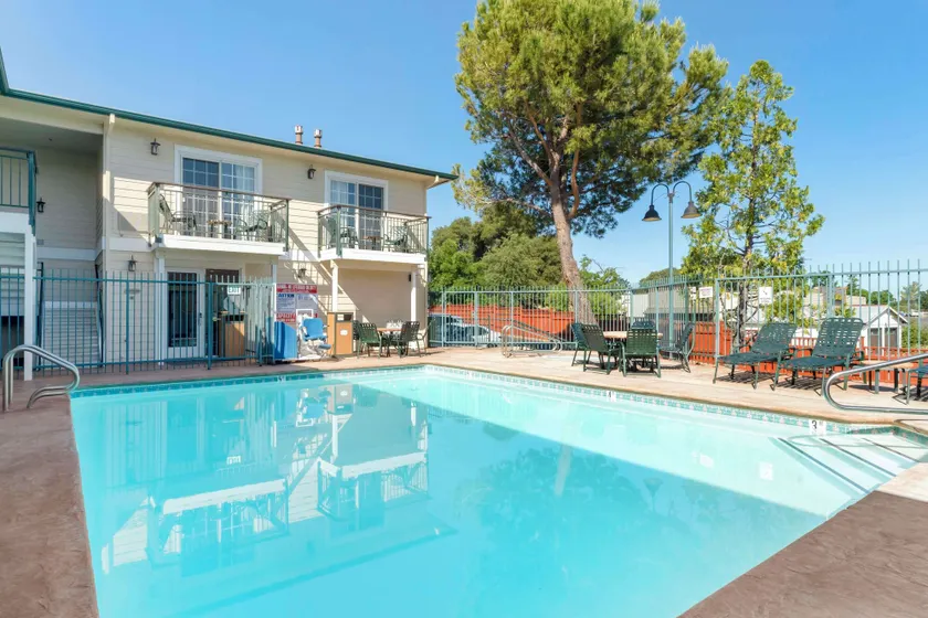 Best Western Cedar Inn & Suites - Image 1