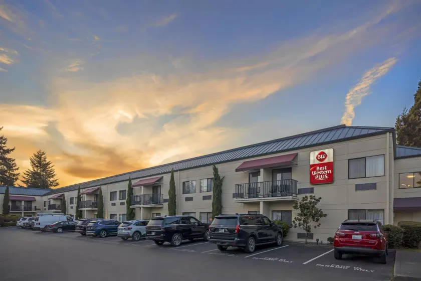 Best Western Plus Plaza by the Green - Image 1