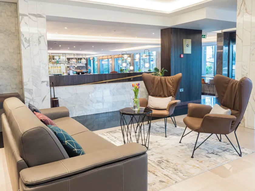 Crowne Plaza London - Kingston by IHG - Lobby sitting area