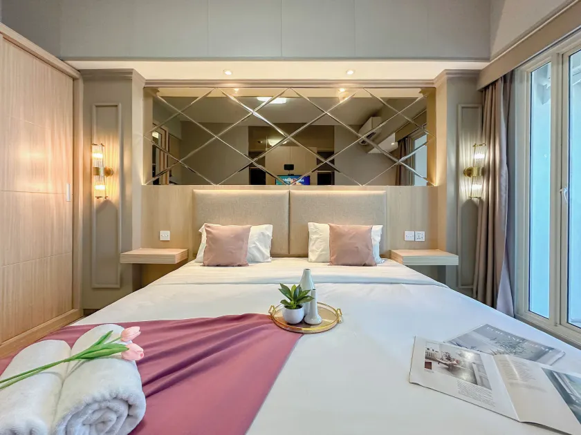 Luxurious Studio Room at Orchard Supermall Mansion Apartment By Travelio - Image 1