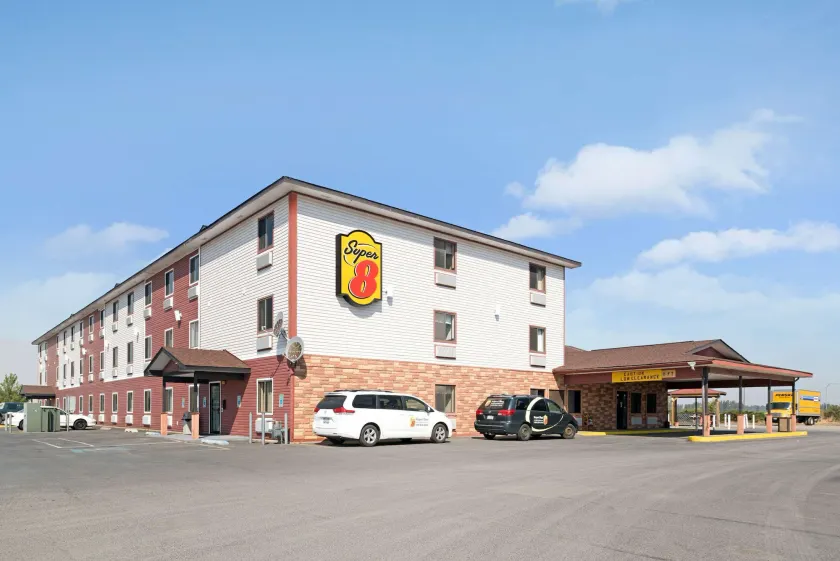 Super 8 by Wyndham Spokane/West - Image 1