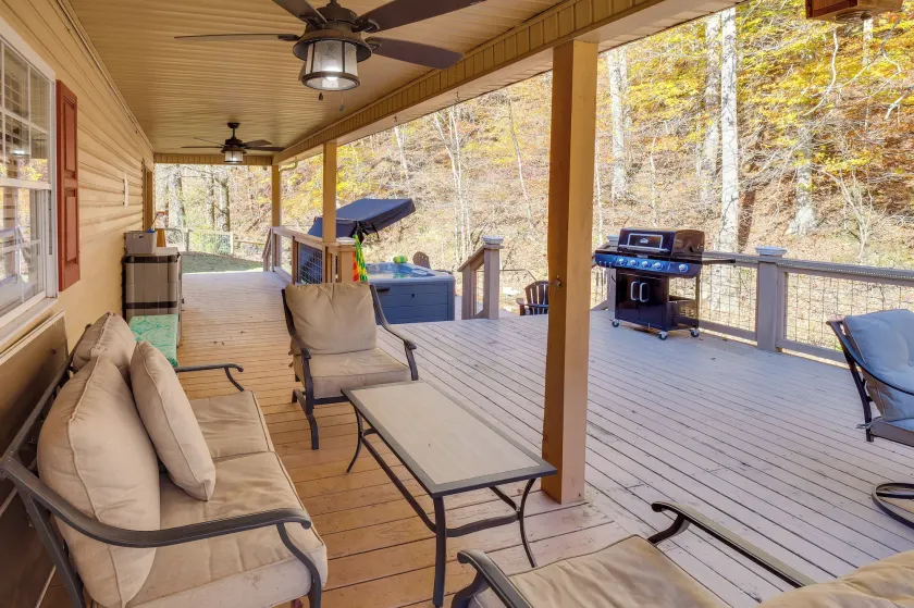 Lyles Peaceful Creekside Home: Hot Tub & Fire Pit - Image 1