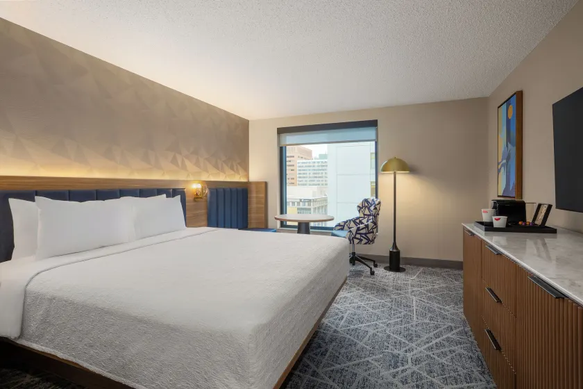 Hampton Inn By Hilton Calgary Downtown - Image 1