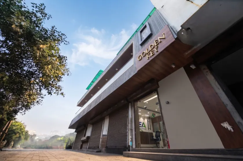 Golden Key - Badli Near Rohini Sec 18- 19 Metro - Image 1