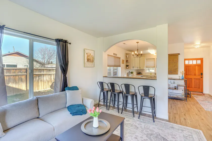 Charming Bend Home w/ Porch & Yard: Great Location - Interiør