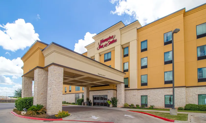 Hampton Inn & Suites Bastrop - Image 1