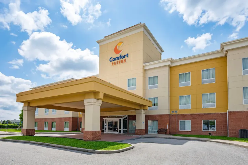 Comfort Suites near Indianapolis Airport - Image 1