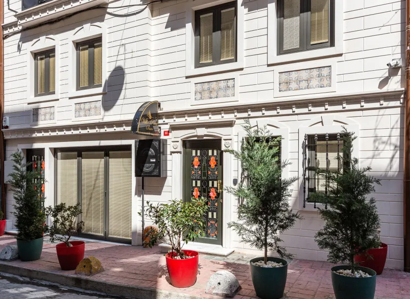 Villa Pera Suite Hotel - Image 1