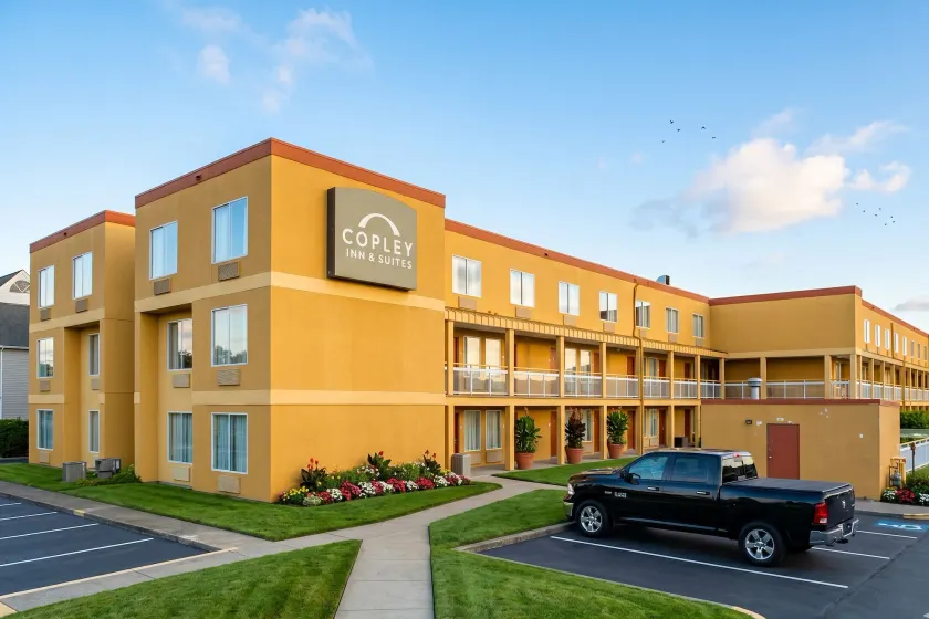 Copley Inn & Suites By OYO Akron OH - Image 1