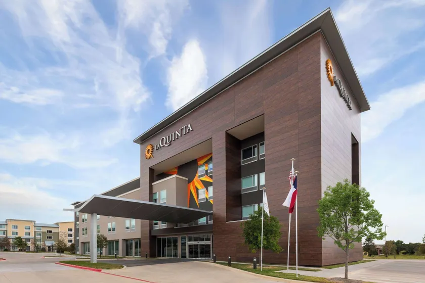 La Quinta Inn & Suites by Wyndham Austin Parmer Tech Ridge - Image 1