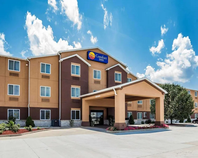 Comfort Inn & Suites Moberly - Image 1