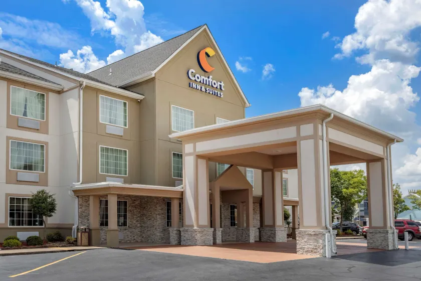 Comfort Inn & Suites North Little Rock JFK Blvd - Image 1
