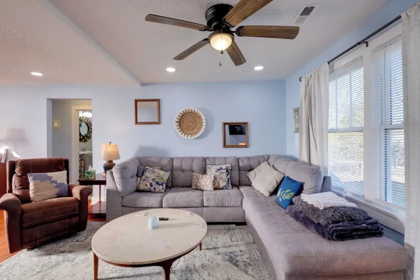 3 Mi to Radford University & River, Charming Home - Image 1