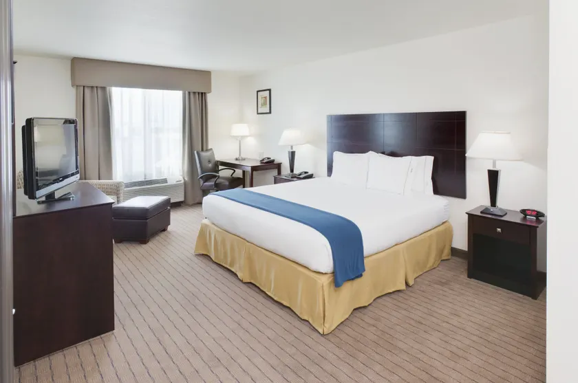 Holiday Inn Express & Suites - Omaha I - 80 by IHG - Zimmer