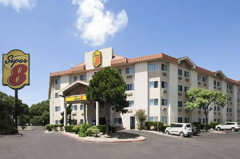 Super 8 by Wyndham Austin North/University Area - Image 1