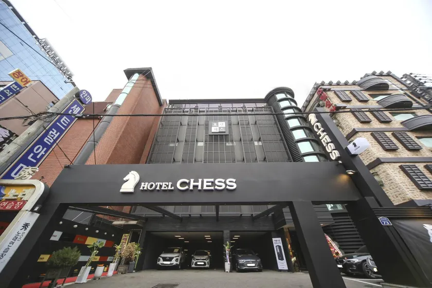 CHESS HOTEL - Image 1