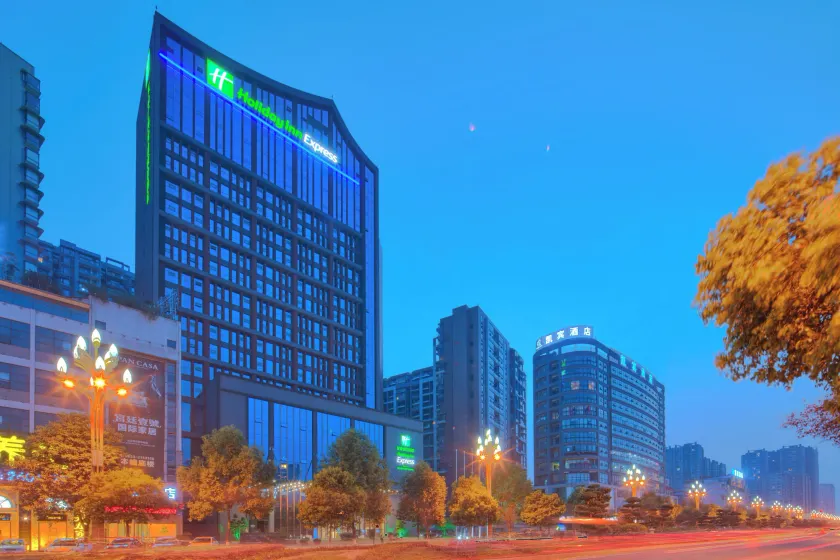 Holiday Inn Express Leshan City Square by IHG - High Speed Rail and Leshan Giant Buddha - Image 1