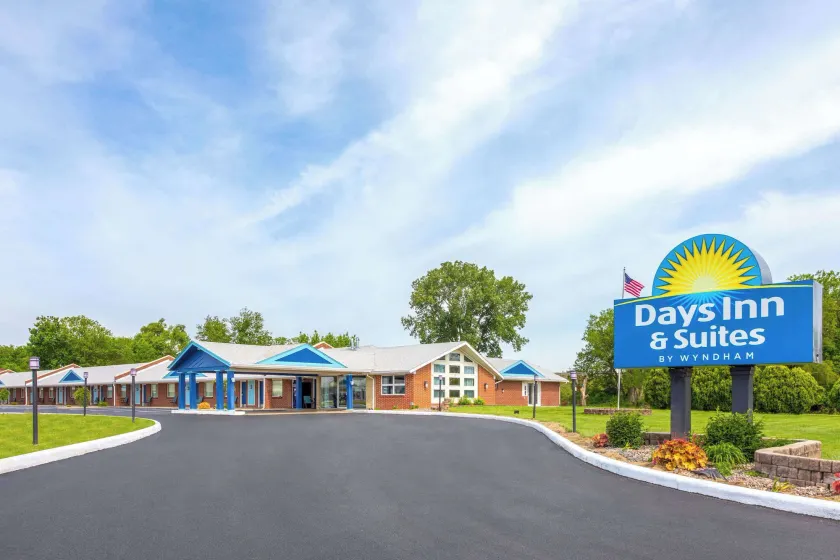 Days Inn by Wyndham Wauseon - Image 1