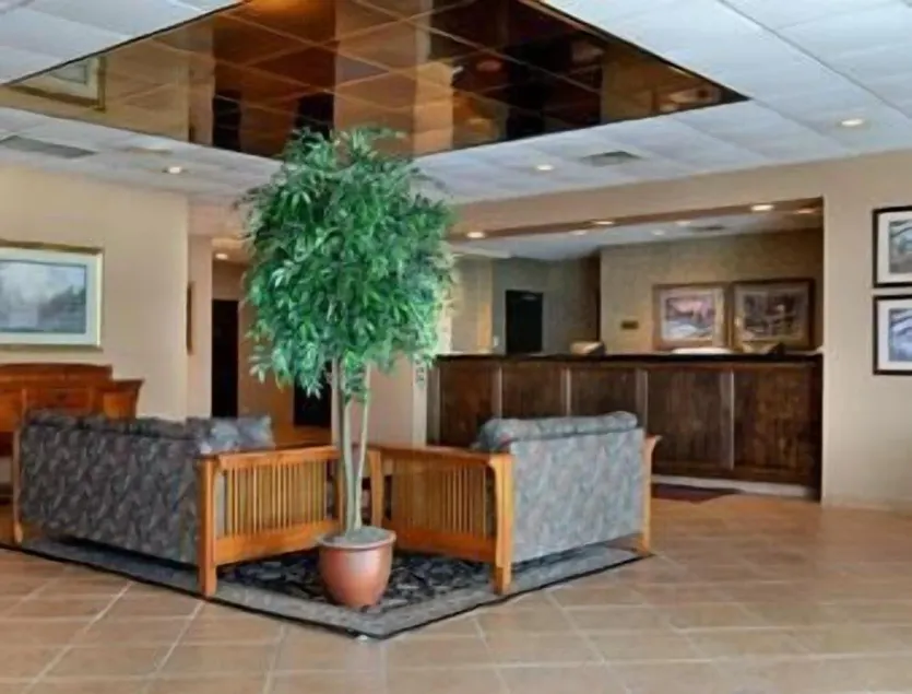Ramada by Wyndham Watertown Thousand - Hall
