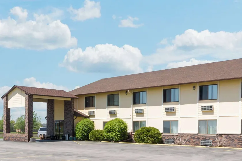 Super 8 by Wyndham Perry IA - Image 1