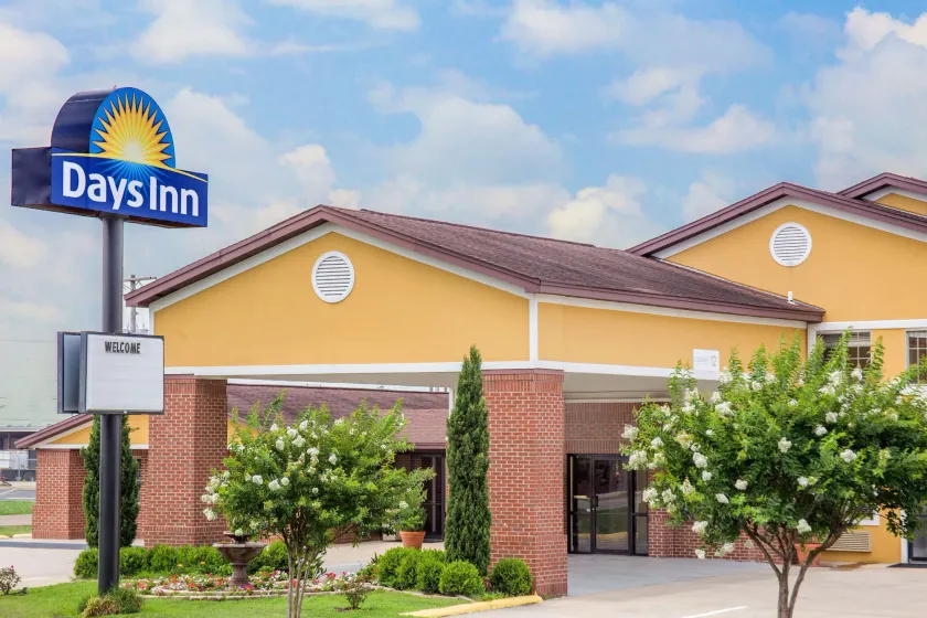 Days Inn by Wyndham Lake Village - Image 1