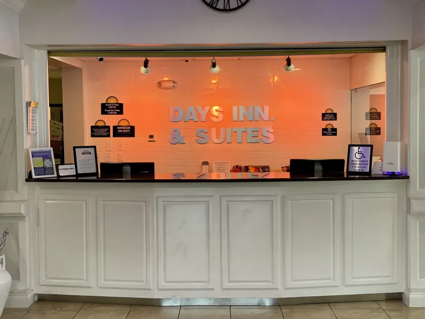 Days Inn & Suites by Wyndham Lakeland - Image 1