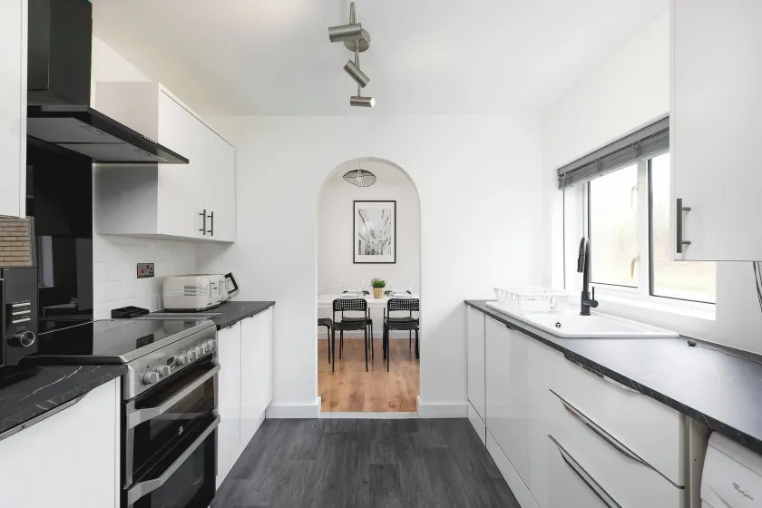 Amazing 3Bed 2Bath House with Garden, Parking, WiFi Near Stevenage Train Station - Image 1
