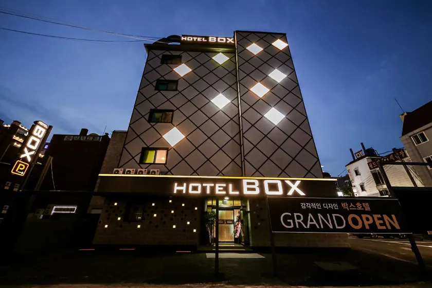 Hotel Box - Image 1