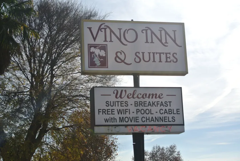Vino Inn & Suites - Image 1