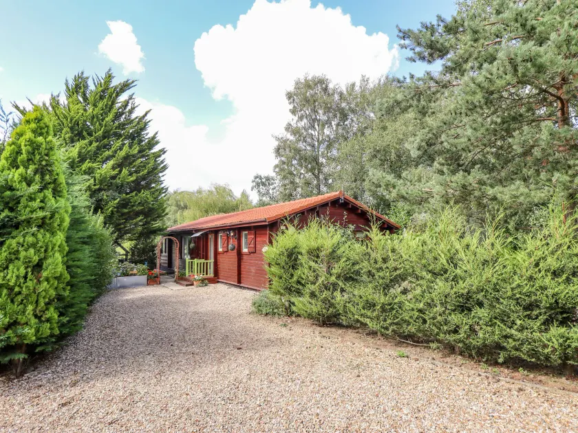 Lakeside Lodge Retreat - Image 1