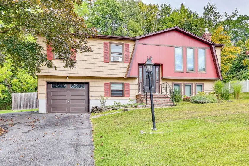 Family Home Close to Warwick, 5 Mi to Lake! - Image 1