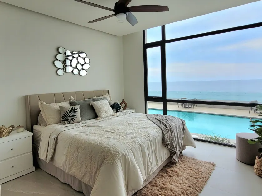 Seafront Condo Pool and Jacuzzi - Image 1