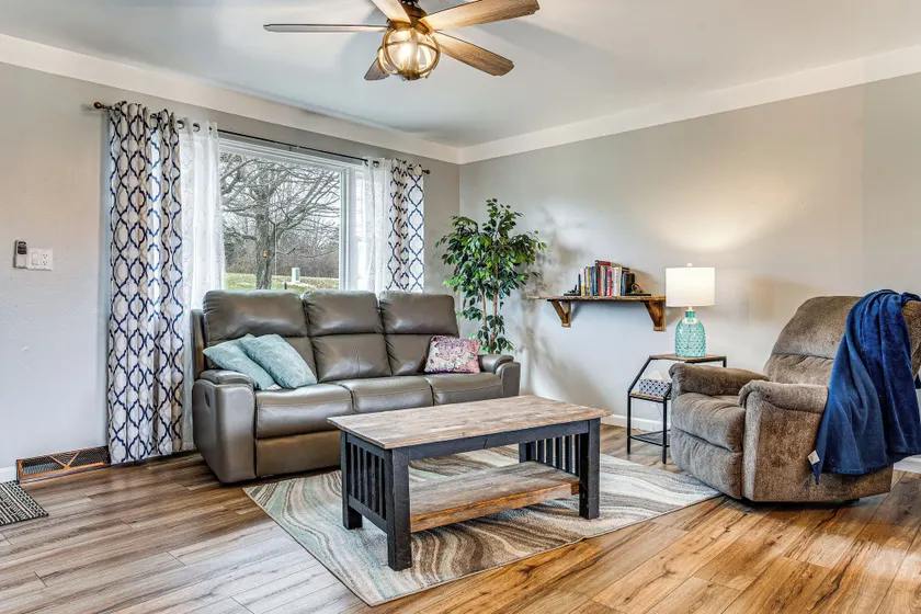 Cozy Richmond Home with Fire Pit Walk Bike and More - Image 1