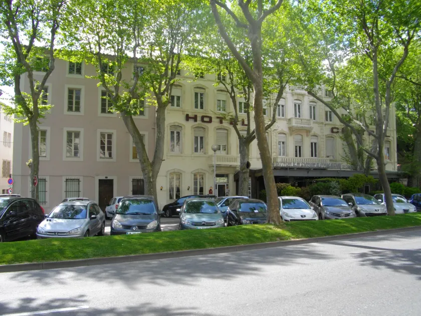 Hôtel Central - Image 1