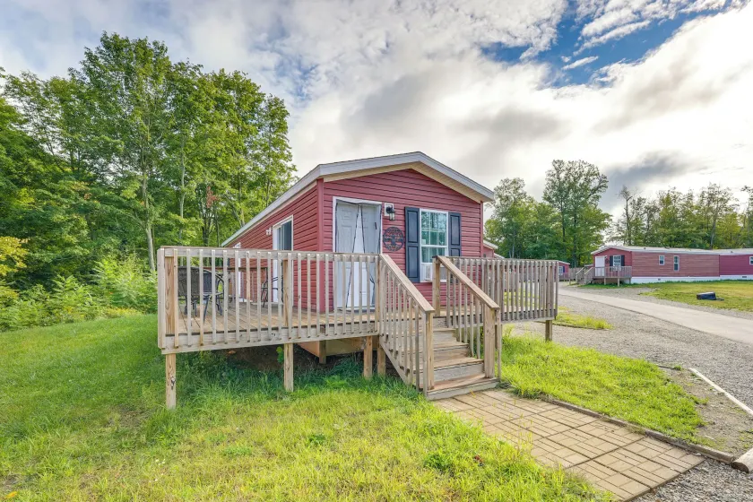 Cozy Cabin: Community Pool & Lakefront Beach! - Image 1