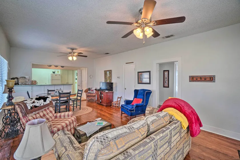 4 Miles to Lake Jacksboro: Cozy Texas Cottage - Image 1