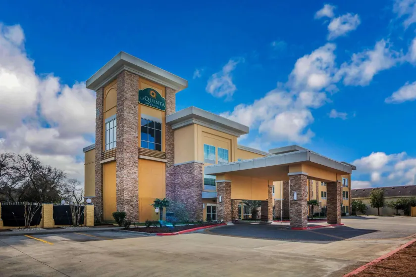 La Quinta by Wyndham Beeville - Image 1