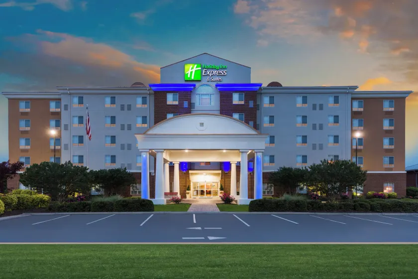 Holiday Inn Express and Suites - Petersburg - Fort Lee by IHG - Image 1