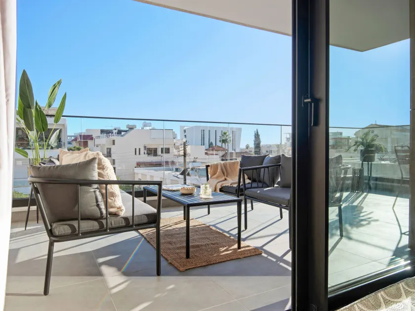 Sanders Crystal 1 - Delightful 2-bdr Apt With Shared Pool - Image 1