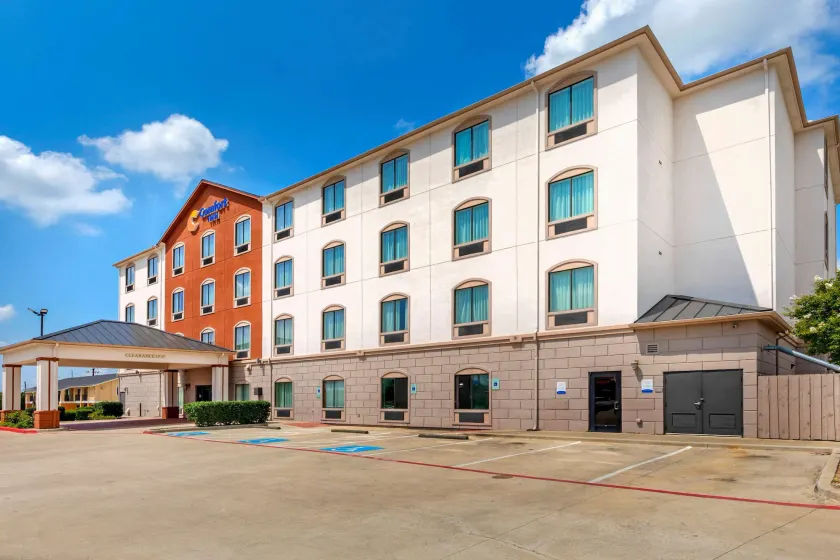 Comfort Inn Near UNT - Image 1
