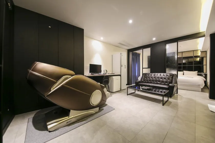 WALL Hotel - Image 1
