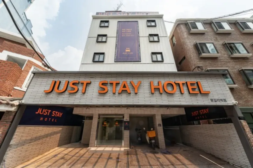 Just Stay Hotel - Image 1