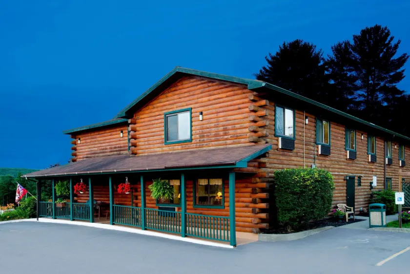 Super 8 by Wyndham Lake George/Warrensburg Area - Image 1