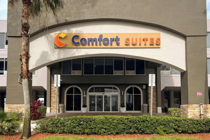 Comfort Suites Clearwater - Dunedin - Image 1