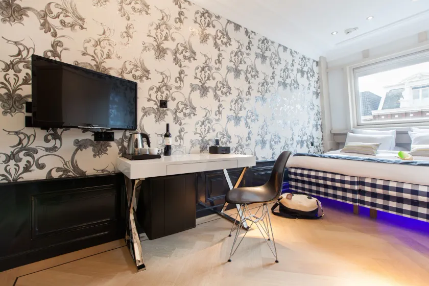Amsterdam Canal Hotel - Image 1