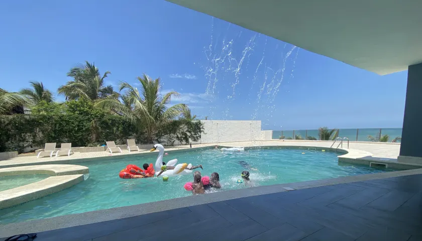 Villa Somone pied dans l’eau - Image 1