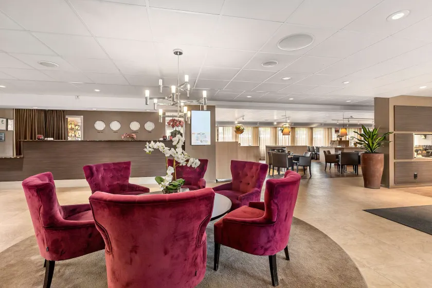 Best Western Plus Park Airport Hotel - Lobby