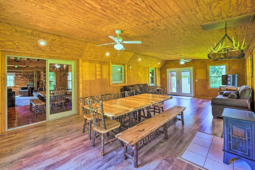 Rustic Zanesville Getaway w/ Expansive Yard! - Interiør