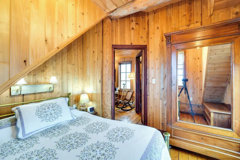 Private Hot Tub: 'Blue Sky Cabin' in Sequim - Interior